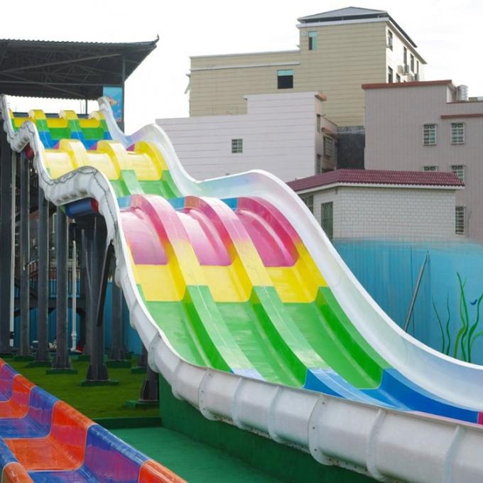 Multi Lanes Rainbow Waterslide Wavy Water Slide With Water Sprinkler ISO9001 2
