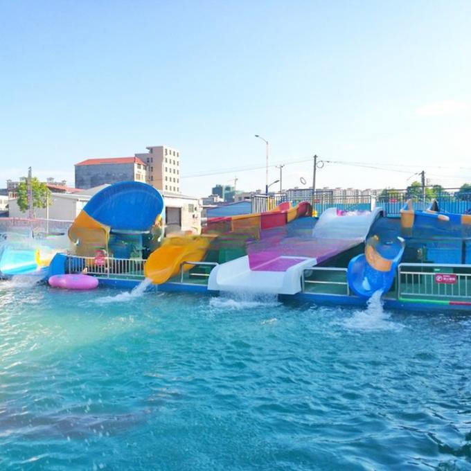 Kleurrijke grappige kinderen pretpark waterglijbaan speeltuin voor familie 1