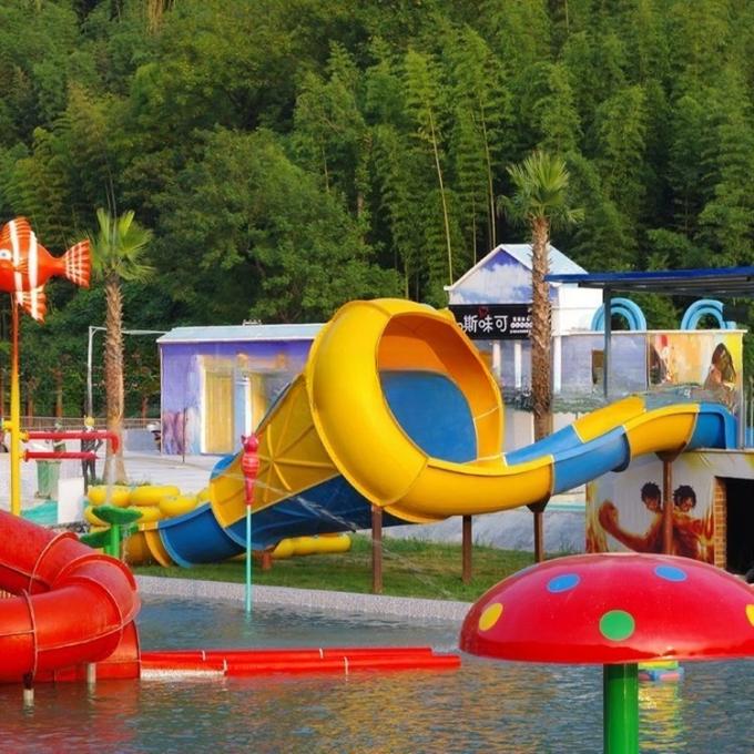 Kleurrijke grappige kinderen pretpark waterglijbaan speeltuin voor familie 3
