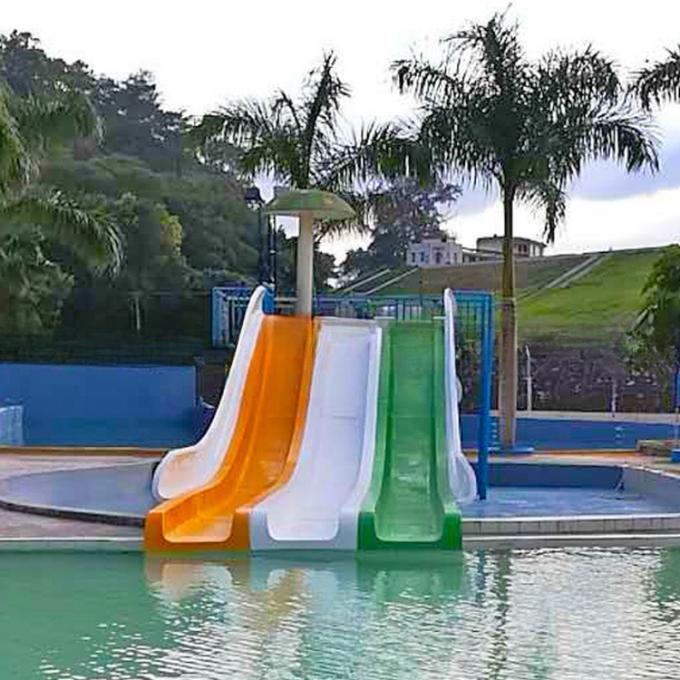 Kleurrijke grappige kinderen pretpark waterglijbaan speeltuin voor familie 2