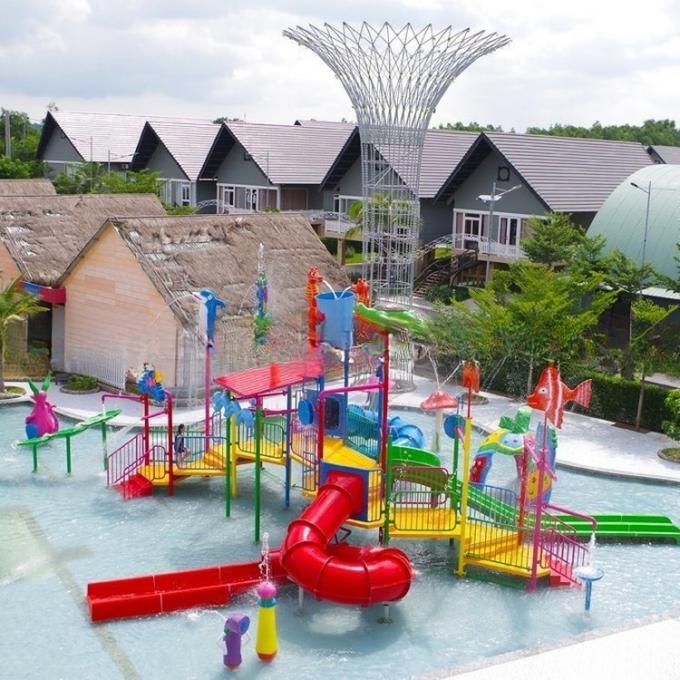 Family Interactive Splash Park Equipment Artistic With Closed Spiral Slide 1