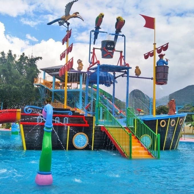 Glasvezel waterpark waterbespuiters speeltuin met kinderen glijbanen 0