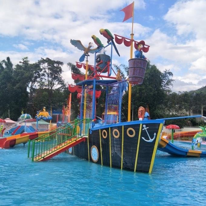Glasvezel waterpark waterbespuiters speeltuin met kinderen glijbanen 1